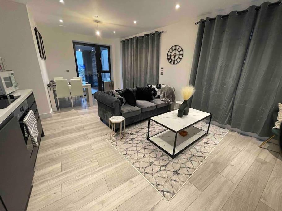 Stylish And Cosy 2 Bedroom Flat In קרוידון מראה חיצוני תמונה