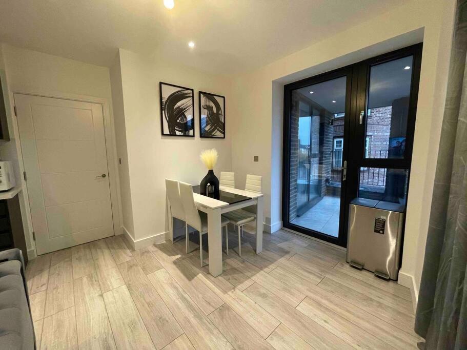Stylish And Cosy 2 Bedroom Flat In קרוידון מראה חיצוני תמונה